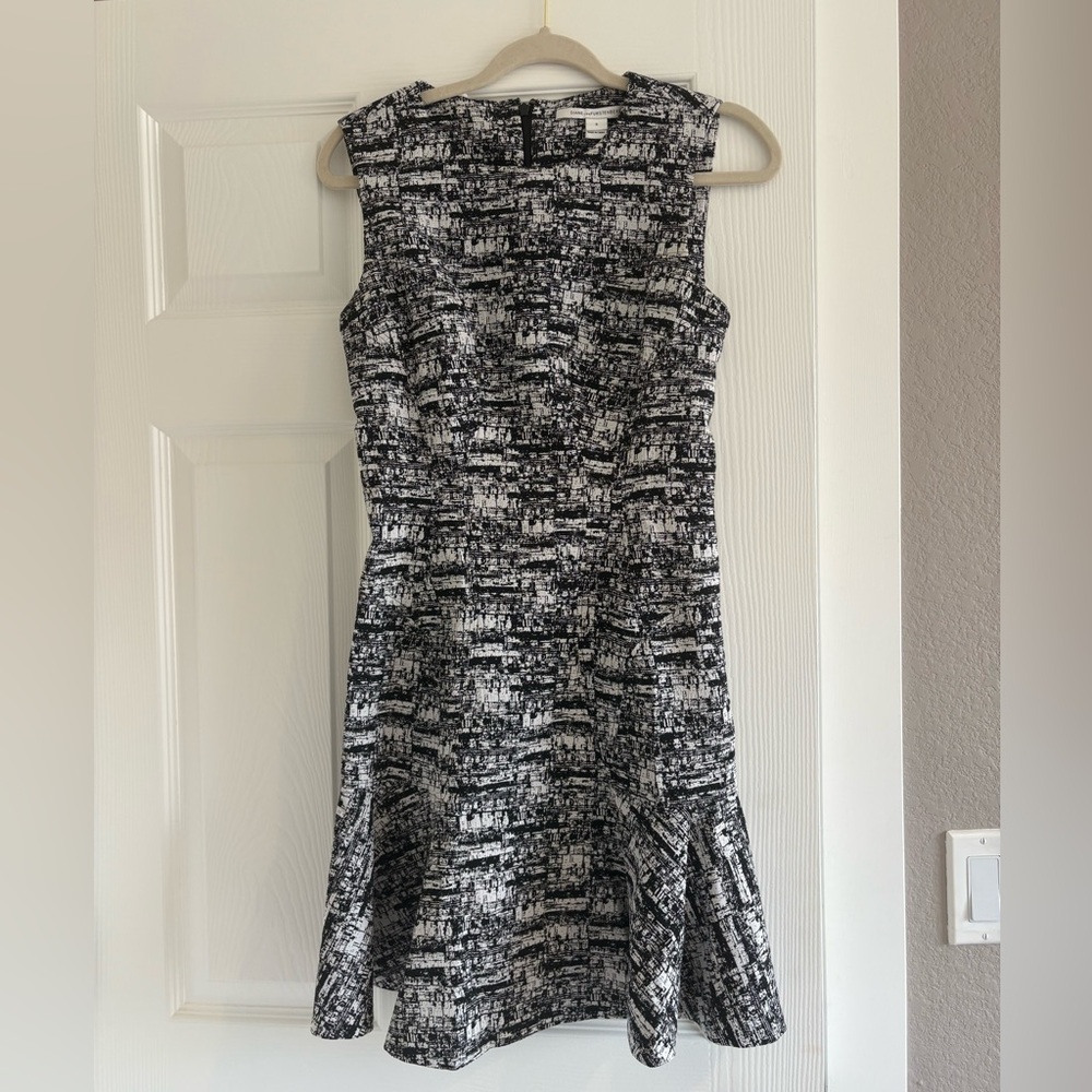Diane Von Furstenberg Monochrome Jacquard Sleeveless Jaelyn Flutter Dress size 6